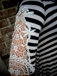Striped Right: Black/Creme