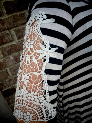Striped Right: Black/Creme