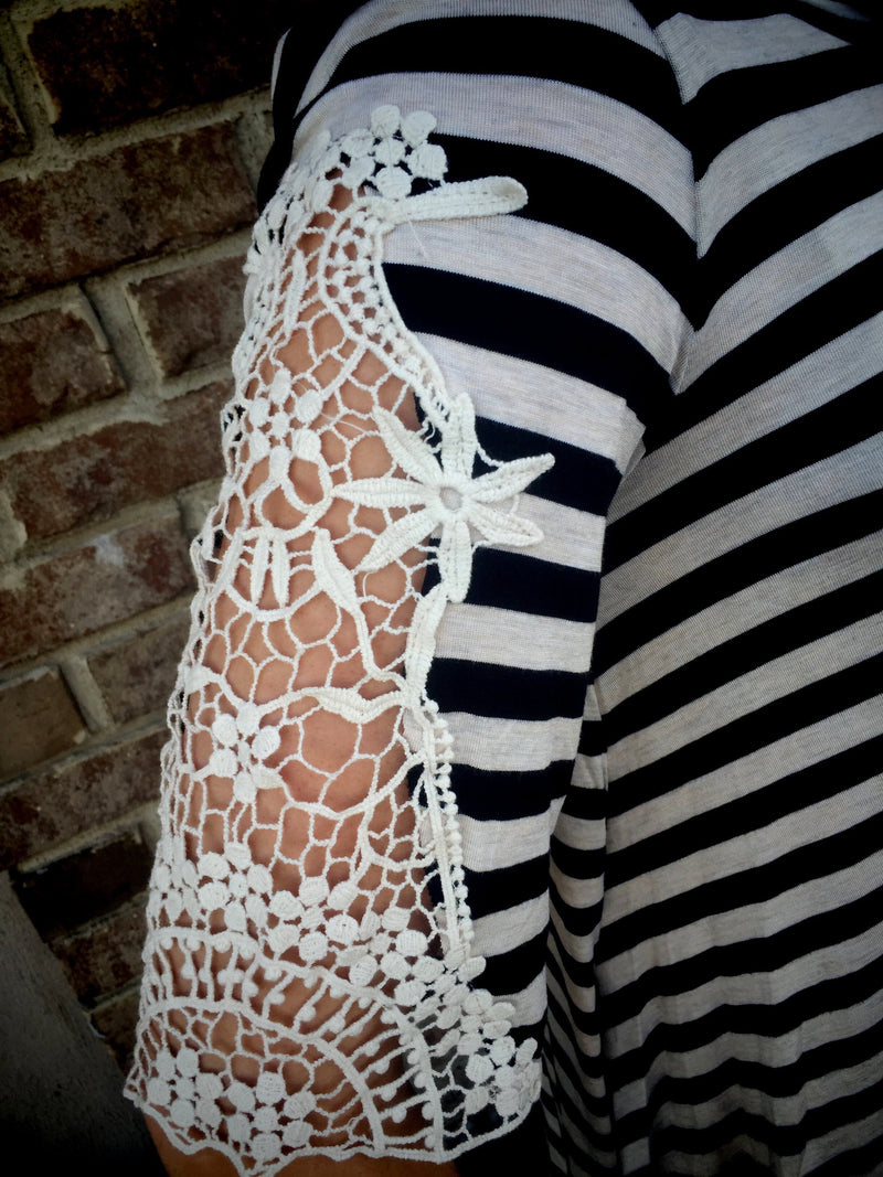 Striped Right: Black/Creme