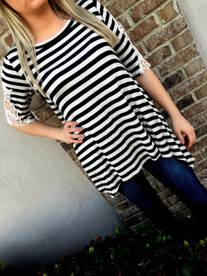 Striped Right: Black/Creme