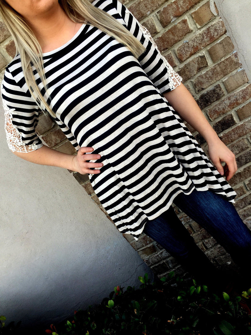 Striped Right: Black/Creme